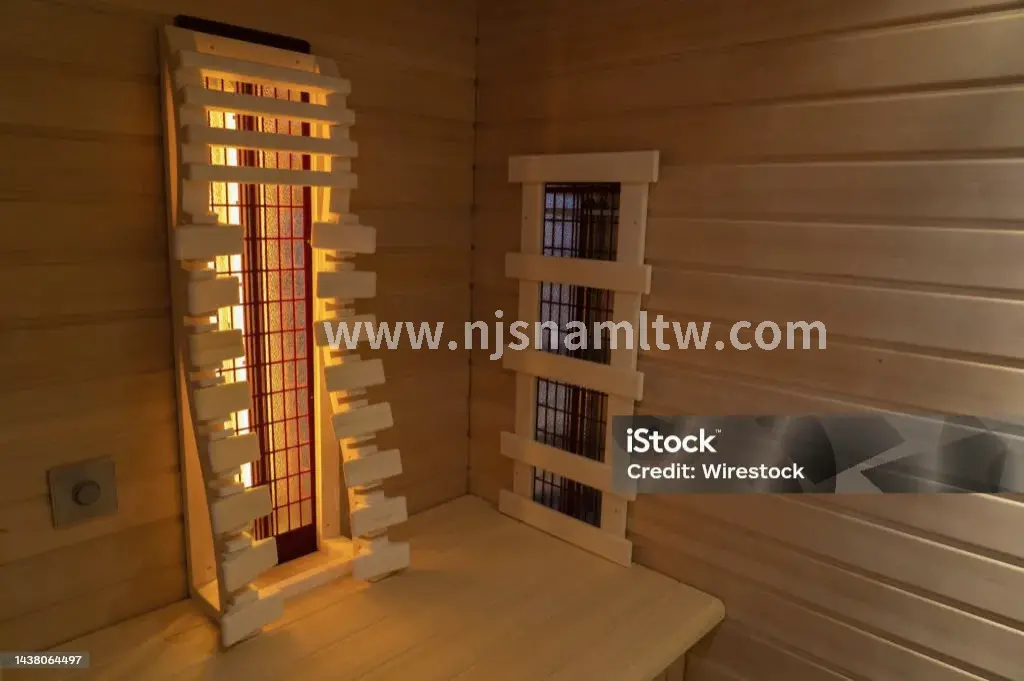 芬兰传统的木制桑拿房内部