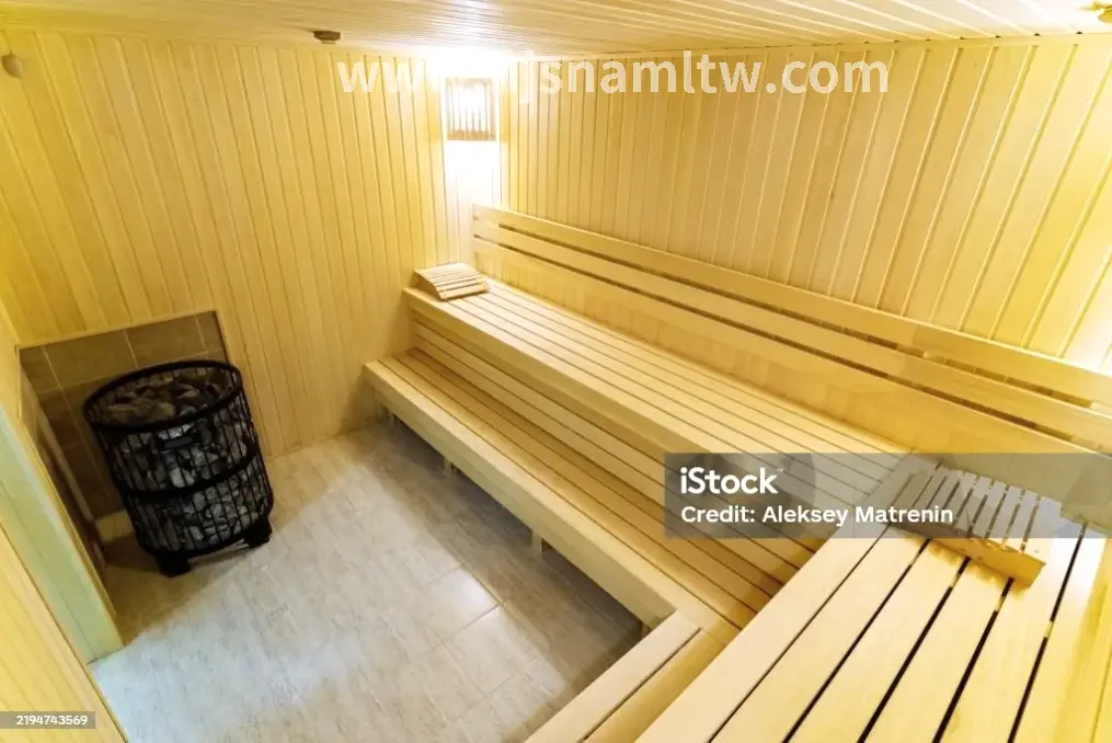 温泉水中蒸汽弥漫的场景